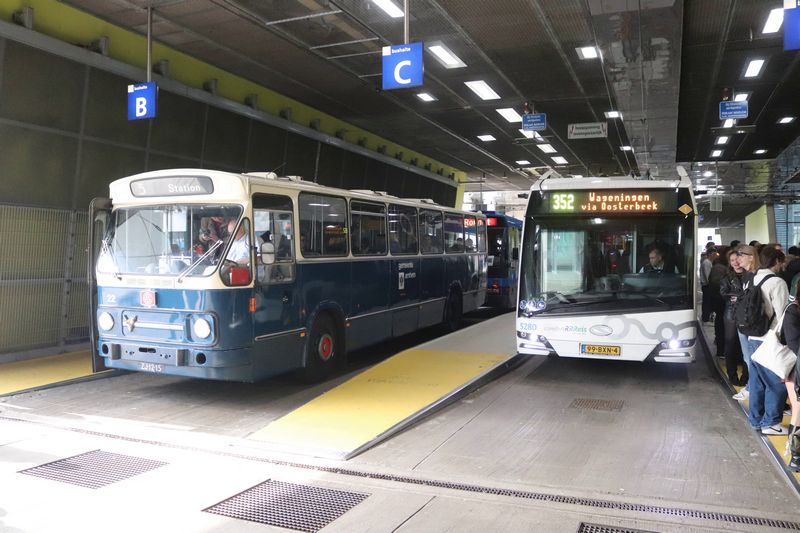 Rondrit met museumbussen door Arnhem
